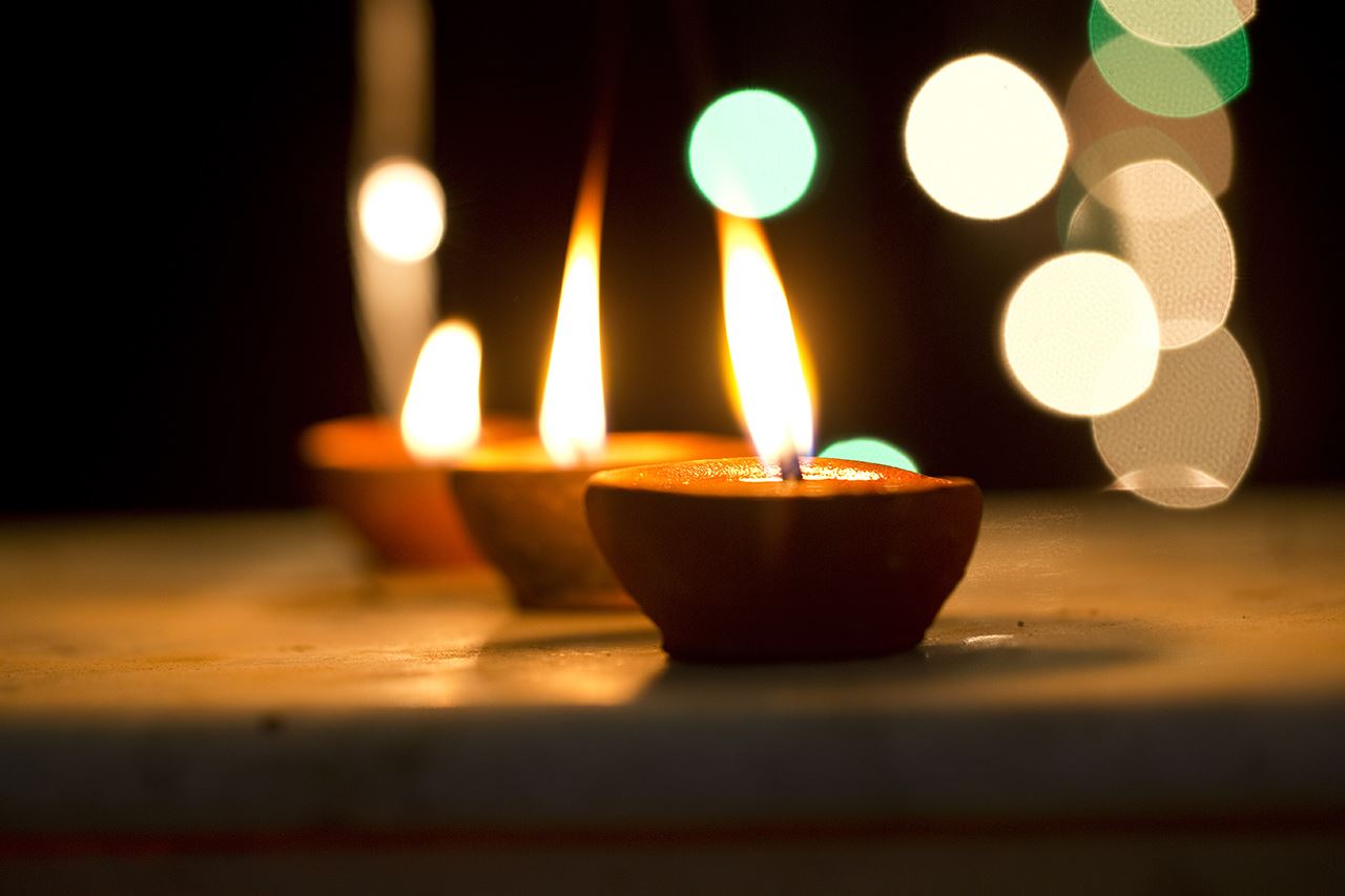 Close-up-of-lit-clay-oil-lamps